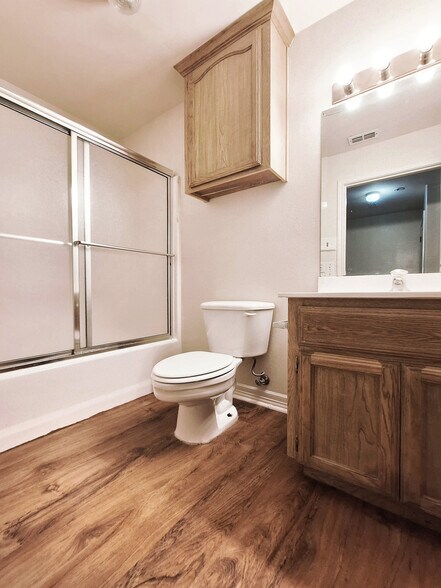 Building Photo - 1907 Maria Isabel Dr