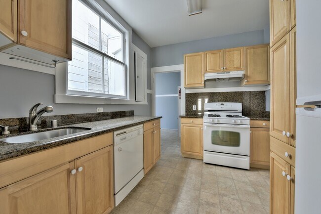 Building Photo - Baker Street 2753-55