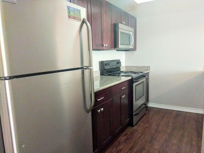 Building Photo - Two Bedroom Two Story Townhome In Amazing ...