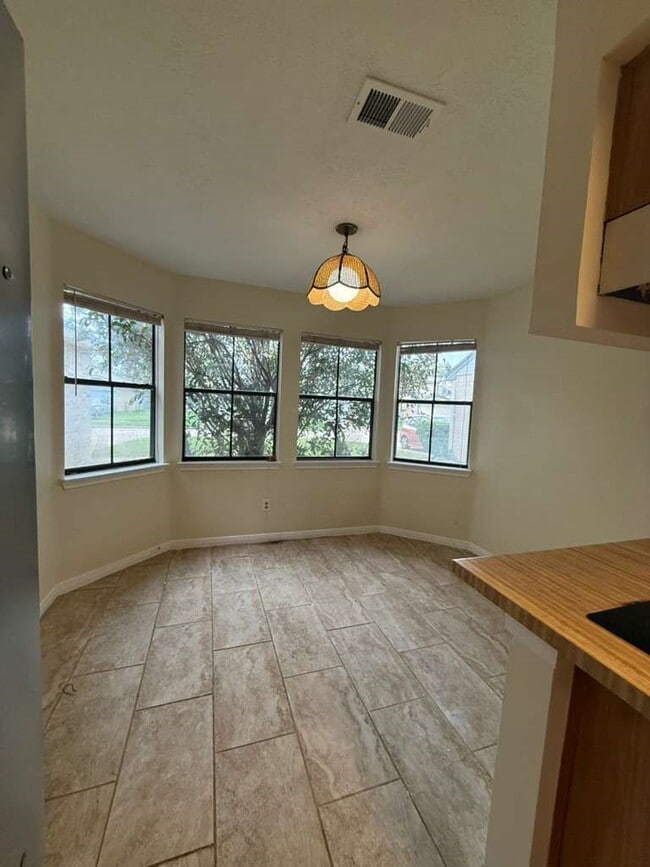 Building Photo - 10550 Walnut Glen Dr