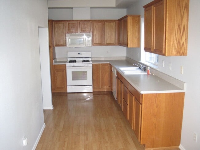 Building Photo - Beautiful Town Home for Rent