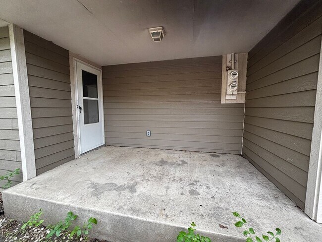 Building Photo - 3 Bedroom 2 Bath Duplex