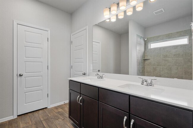 Building Photo - 621 Running Creek Dr