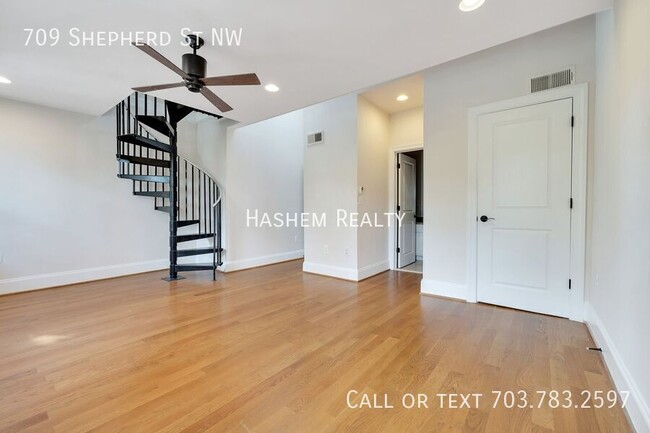 Building Photo - Spacious 4 Bedroom House in Washington, DC!