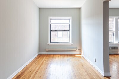 Building Photo - 722 W Addison St