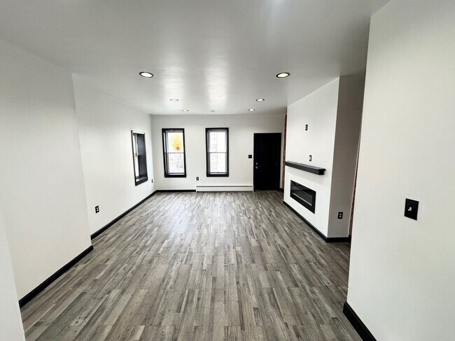 Building Photo - STRA509