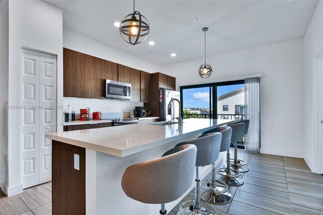 Building Photo - 7865 NW 104th Ave