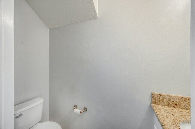 Building Photo - End Unit in Lake Washington Townhomes!!