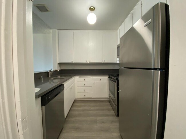 Building Photo - 300 S Gramercy Pl