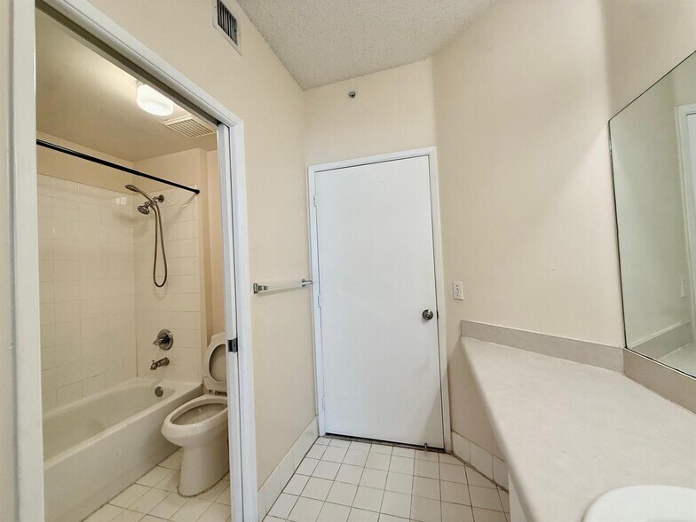 Building Photo - 6928 SW 39th St