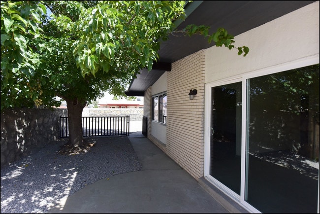 Building Photo - 10169 Dunbarton Dr
