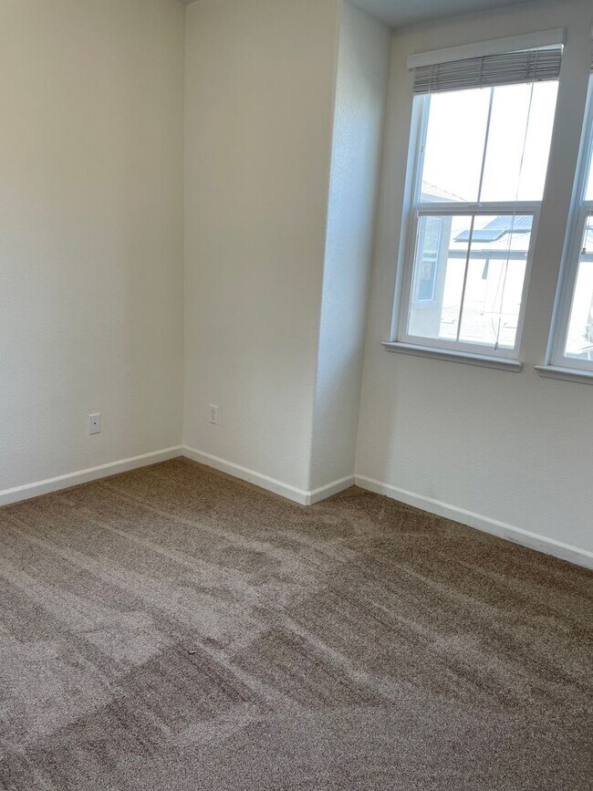 Building Photo - 606 Falling Star Dr