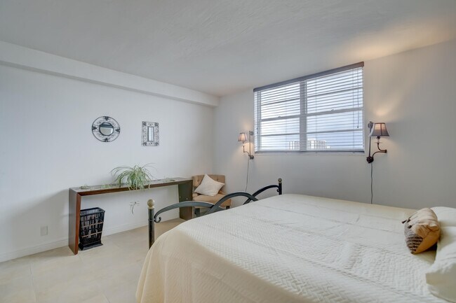 Building Photo - 3000 S Ocean Dr
