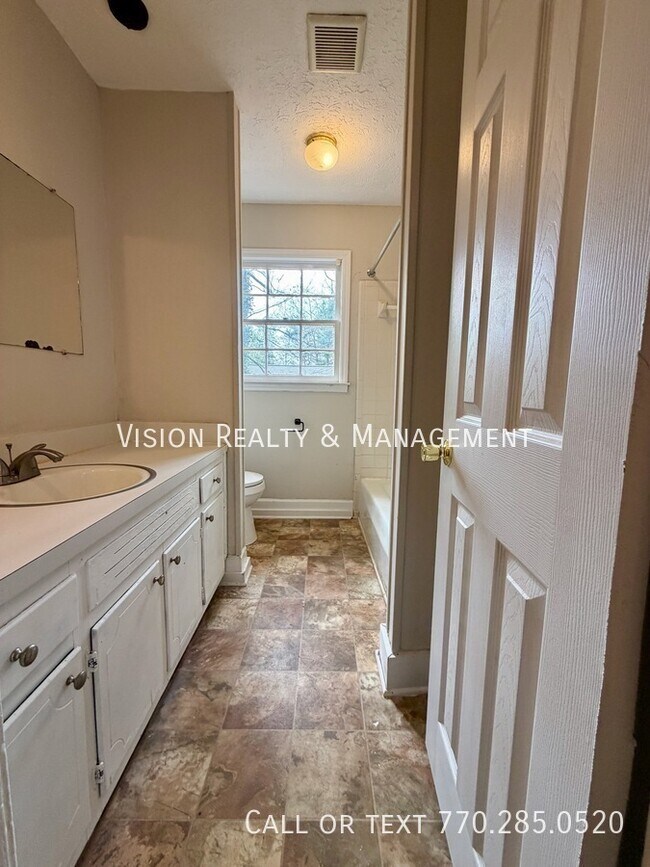 Building Photo - 96 Brock St