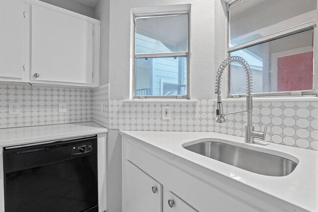 Building Photo - 2104 Cullen Ave