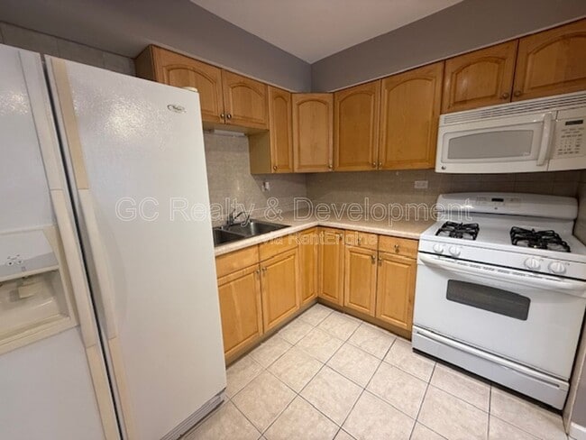 Building Photo - 834 College Blvd