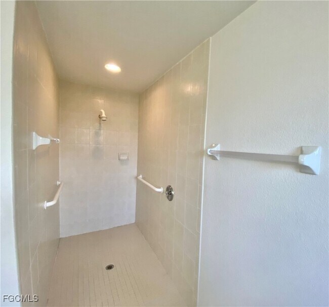 Building Photo - 4231 SW 20th Ave