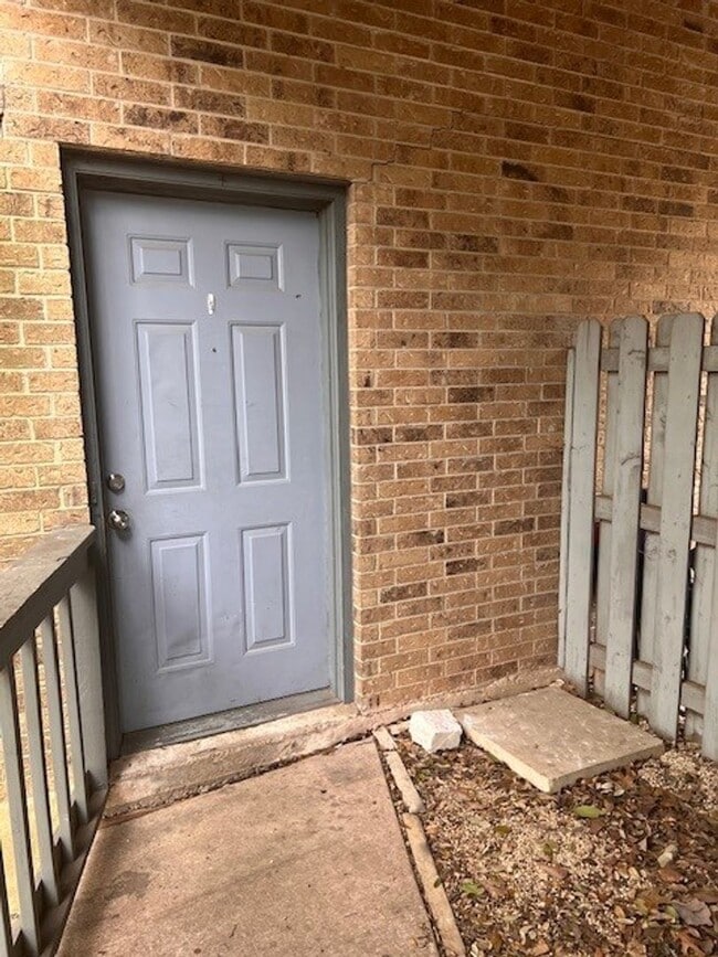 Building Photo - Hu Properties2 (3308 Dunliegh Dr)