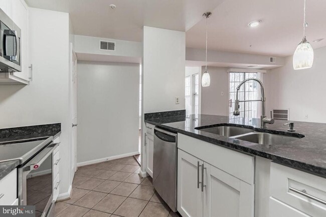 Building Photo - 2051 Alice Ave