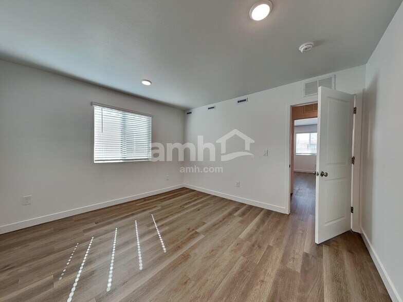 Building Photo - 9748 W Parkway Dr