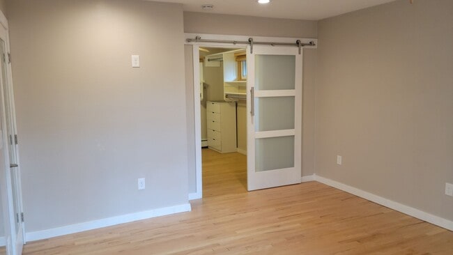 Building Photo - 3 Bed, 3 Bath with Downstairs Kitchenette ...