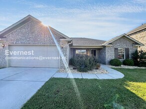 Building Photo - 4 Bed, 2 Bath Home with Fenced Yard & Garage / Pet-Friendly / Coming Soon!