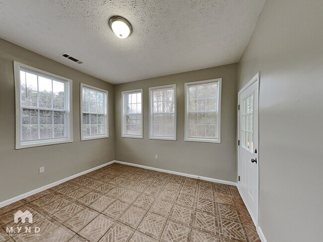 Building Photo - 3600 Clearview Dr