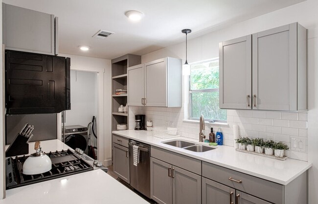 Building Photo - Charming 3/1 South Congress Retreat!