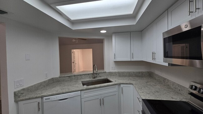 Building Photo - 2 Bed 2 Bath townhome with a Den/ Office s...