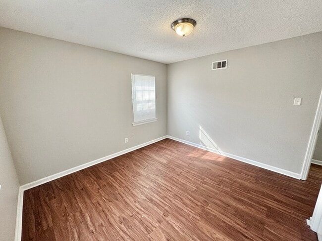 Building Photo - 2050 Sharon Ln