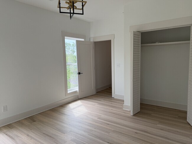 Building Photo - 105 Hart Ln