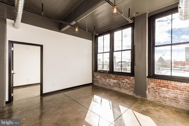 Building Photo - 1701 Tulip St