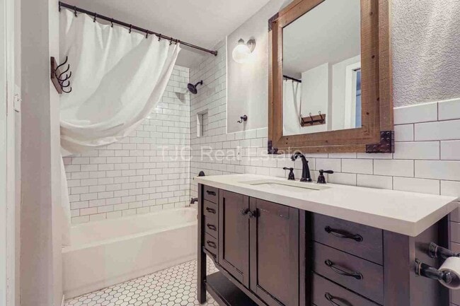 Building Photo - MOVE IN  SPECIAL