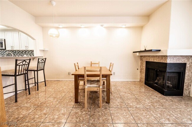 Building Photo - 363 Seine Way