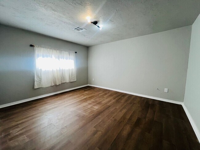 Building Photo - 2324 SW 47th St