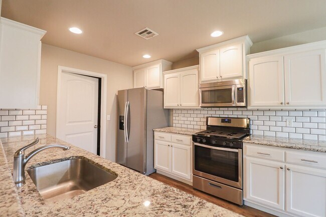 Building Photo - 3 Bed | 2 Bath in Broken Arrow!