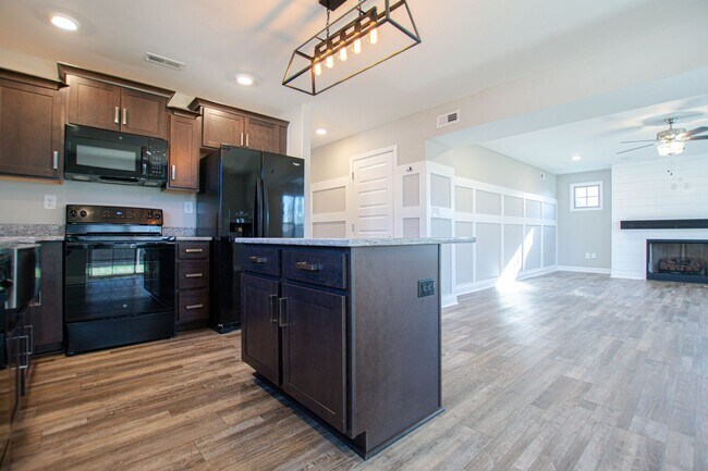 Building Photo - Pet Friendly Four Bedroom!