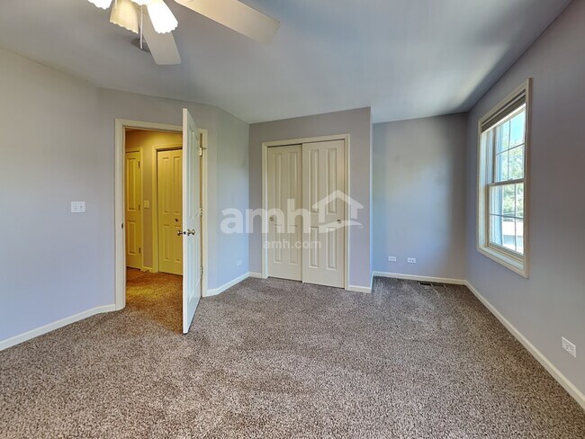 Building Photo - 576 N River St