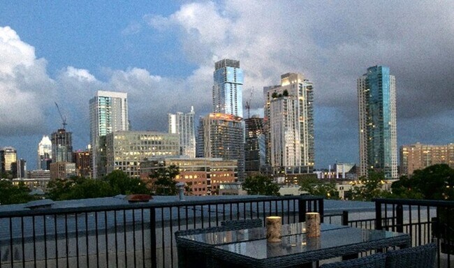 Building Photo - Luxury 1 Bed, 1.5 Bath Loft with Spectacular Downtown City Views