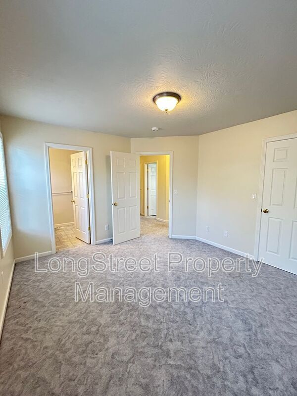 Building Photo - 852 Marilyn Dr