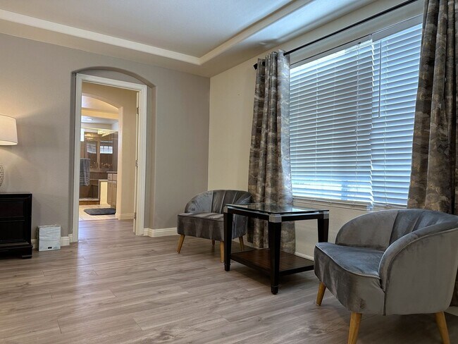 Building Photo - 4Bdrm/2.5bath Single Family Home - Fully Furnished