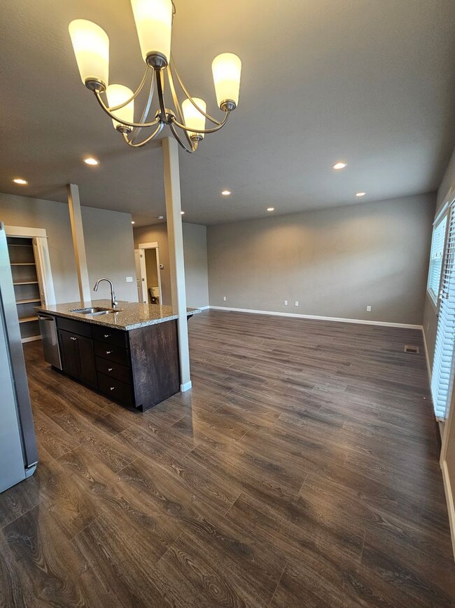 Building Photo - Beautiful Townhome in East Medford