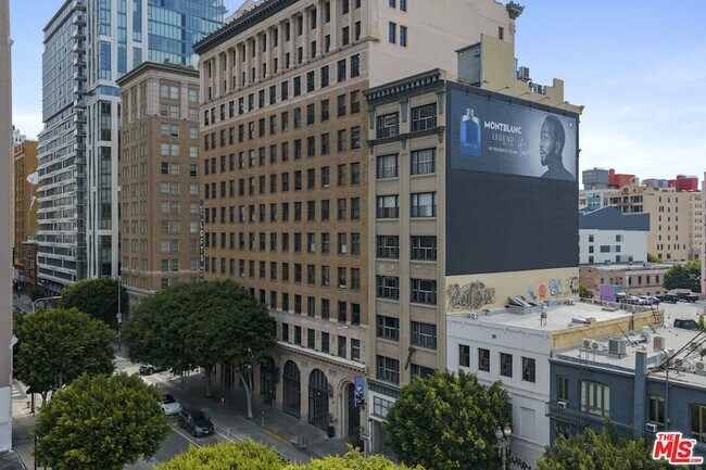 Building Photo - 814 S Spring St