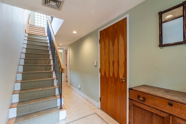 Building Photo - 54 Trowbridge St