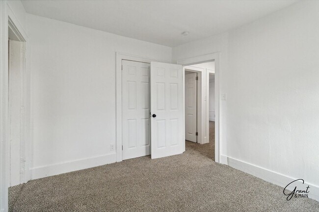 Building Photo - 16211 Kentucky St