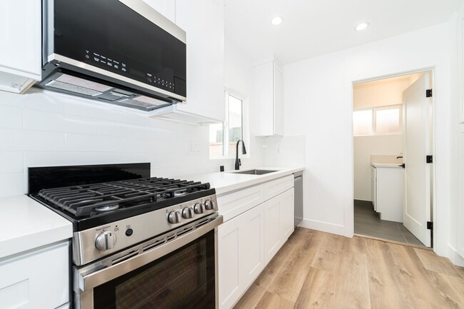 Building Photo - 7020 Schroll St