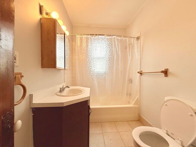 Building Photo - 603 Silver St