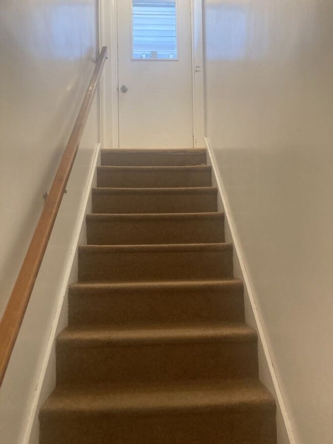 Building Photo - Move-In Bonus - 2 bed, 1 bath Basement Apa...