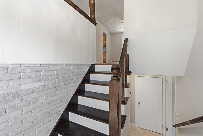 Building Photo - 43 Little John Dr