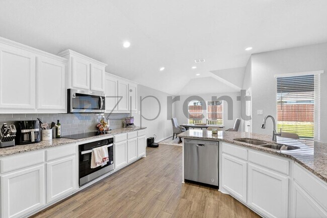 Building Photo - 2650 Streamside Dr